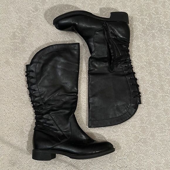 Black leather boots lace up in the back zipper on the sides - Picture 1 of 8
